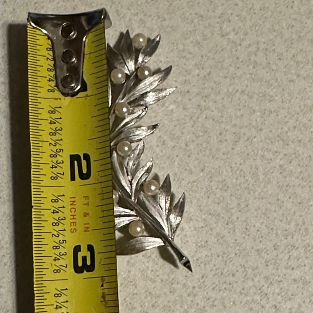 Vintage Crown Trifari Silver tone Leaf Brooch with faux Pearls (805)